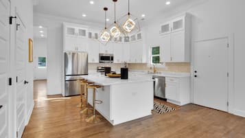 Fridge, microwave, stovetop, dishwasher