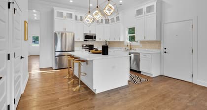 Upscaled 5-bdrm house used for content creation, game night, celebrations & fun