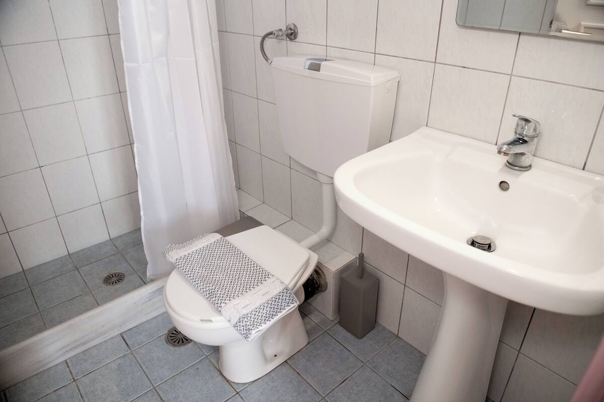 Standard Room, Multiple Beds, Garden View | Bathroom