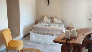 1 bedroom, bed sheets - A holiday in the heart of nature  (Upaix)