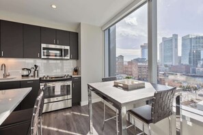 冷蔵庫、電子レンジ、オーブン、コンロ