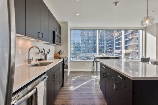 冷蔵庫、電子レンジ、オーブン、コンロ