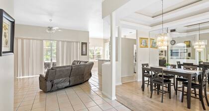 Spacious, Covered Patio & Essentials - FL on a Budget!