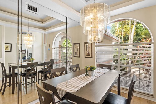 Spacious, Covered Patio & Essentials - FL on a Budget!