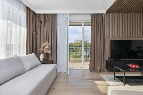 Spacious Apartment with River View | Pool & Spa, Parking