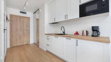 Jääkaappi, mikroaaltouuni, liesi, astianpesukone