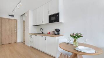 Jääkaappi, mikroaaltouuni, liesi, astianpesukone