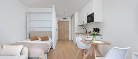 Tabla de planchar con plancha, wifi y ropa de cama