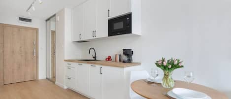 Kühlschrank, Mikrowelle, Herdplatte, Geschirrspüler
