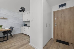 Refrigerador, microondas, placa de cocina, lavavajillas
