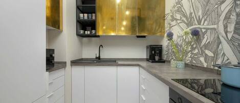 Frigorifero, microonde, forno, piano cottura