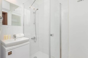 Dusche, Haartrockner, Shampoo