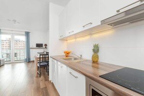 Refrigerador, microondas, placa de cocina, cafetera/tetera