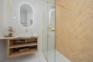 Dusche, Haartrockner, Handtücher, Shampoo