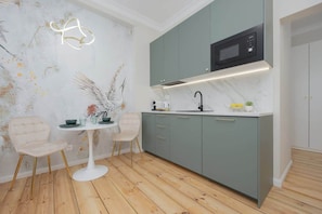 Fridge, microwave, stovetop, dishwasher - Comfortable Studio in the Center | Good Communication | WiFi (Warszawa)