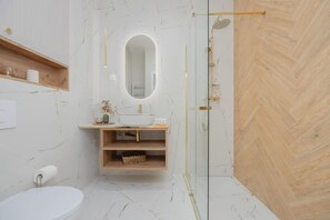 Douche, sèche-cheveux, serviettes fournies, shampoing