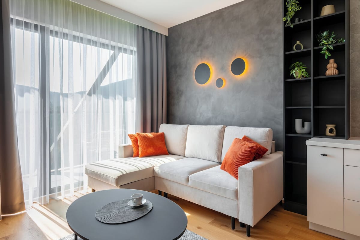Comfort appartement | Woonkamer | Een 30-inch smart-tv met digitale zenders