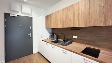 Studiosvit Comfort | Eget pentry | Kylskåp, spishäll, espressobryggare och vattenkokare