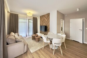 Comfort Apartment | Living room | 30-inch Smart TV with digital channels - RentPlanet - Orlik Residence (Karpacz)