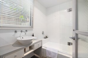 Dusj, hårføner og håndklær