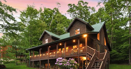 New Listing! New 7 Person HotTub & Grill
FirePit 2 Arcades 9 Minutes to Wisp!