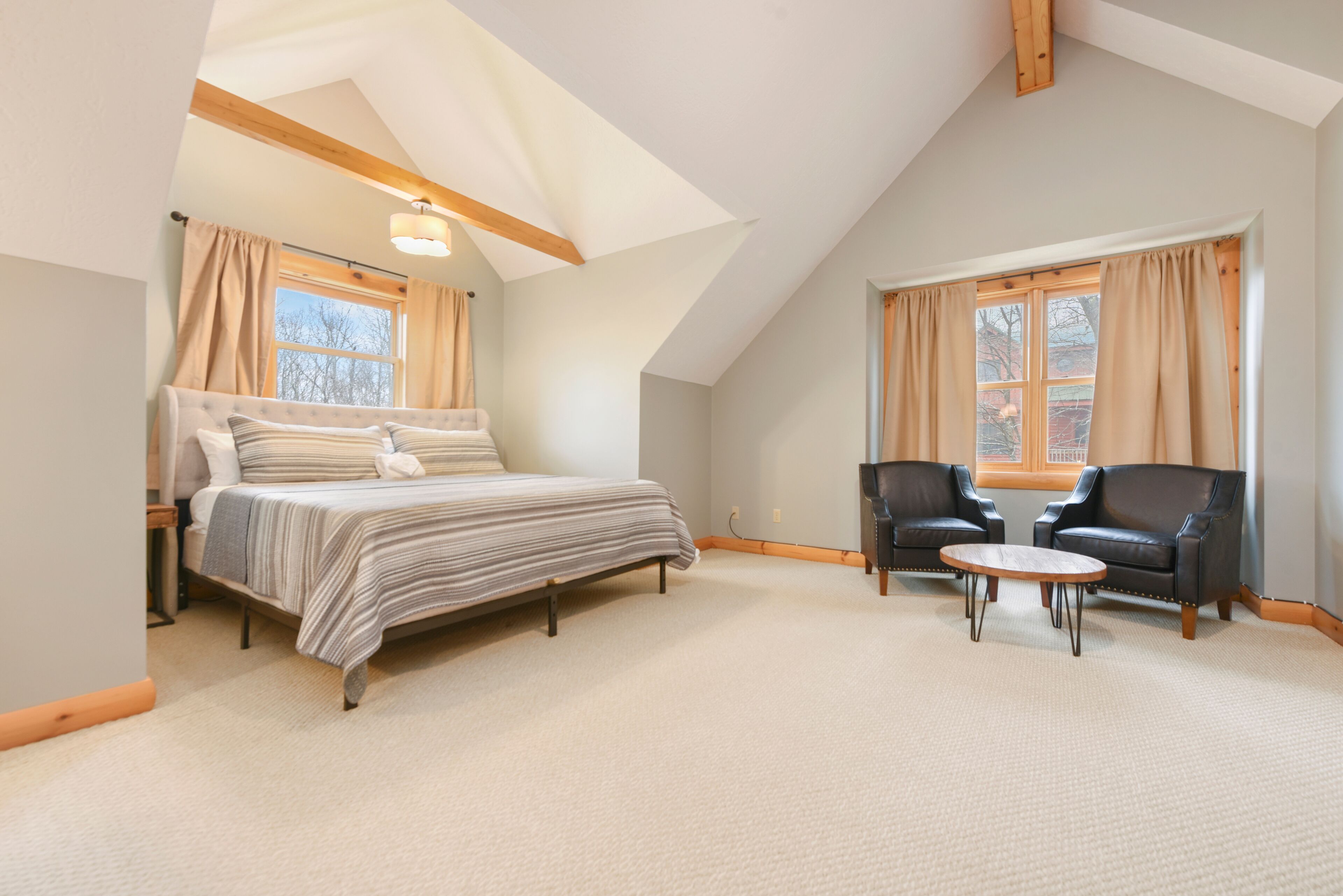 4 bedrooms, desk, iron/ironing board, travel crib