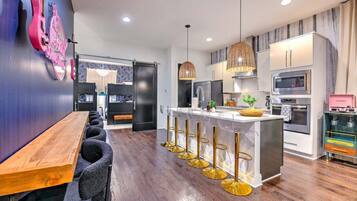 冰箱、微波炉、烤箱、炉灶