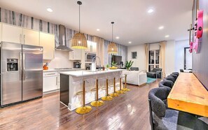 Fridge, microwave, oven, stovetop - Huge Rooftop 4 Bed 4 Bath New Modern Home 15 Beds (Nashville)