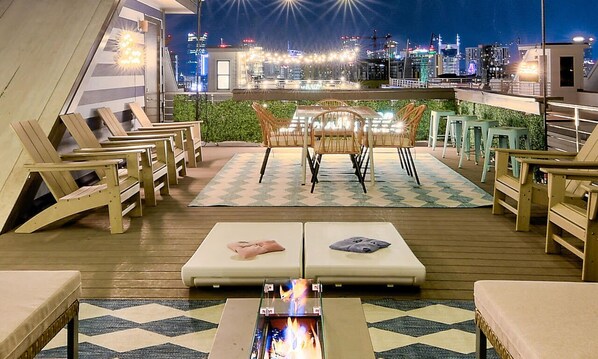 Outdoor dining - Huge Rooftop 4 Bed 4 Bath New Modern Home 15 Beds (Nashville)