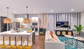 TV, offices - Huge Rooftop 4 Bed 4 Bath New Modern Home 15 Beds (Nashville)