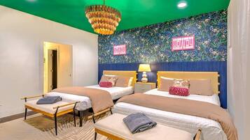 4 bedrooms, iron/ironing board, WiFi, bed sheets