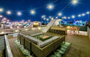 Outdoor dining - Premium Downtown Property! Amazing Rooftop 14 Beds (Nashville)