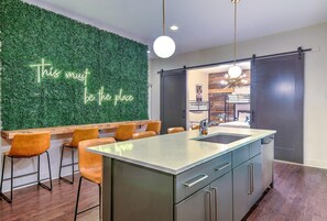 Interior - Premium Downtown Property! Amazing Rooftop 14 Beds (Nashville)