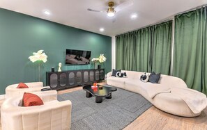 TV, offices - 17 Beds Hot Tub Sauna Skyline Views Game Room (Nashville)