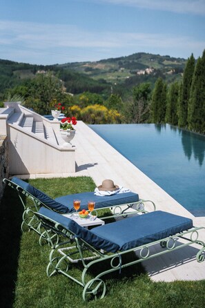 Piscine extérieure (ouverte en saison), chaises longues