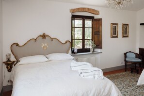 Tomannsrom – deluxe, utsikt mot vingård | Sengetøy av topp kvalitet og senger med overmadrass