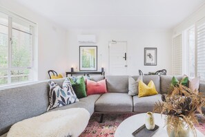 TV - VAQUAY Sonnet In South Yarra | Timeless Fusion of Vintage Charm & Eclectic Chic (South Yarra)