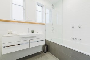Douche, sèche-cheveux, serviettes fournies, shampoing