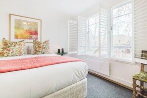 2 bedrooms, iron/ironing board, WiFi, bed sheets - VAQUAY Sonnet In South Yarra | Timeless Fusion of Vintage Charm & Eclectic Chic (South Yarra)