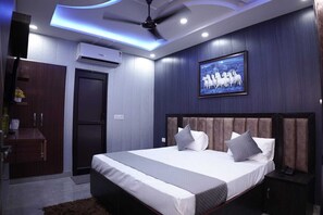 Deluxe Room | 1 bedroom, in-room safe, desk, laptop workspace - Hotel Amazing House (New Delhi)