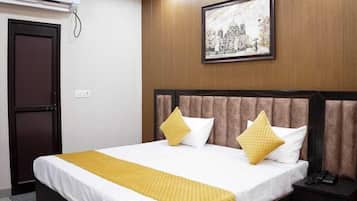 Deluxe Room | 1 bedroom, in-room safe, desk, laptop workspace