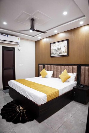 Deluxe Room | 1 bedroom, in-room safe, desk, laptop workspace - Hotel Amazing House (New Delhi)