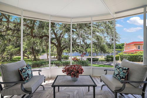 3 min drive to DT Mount Dora!