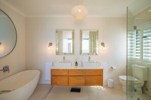 Shower, hair dryer, towels, soap - Luxurious 2 Bedroom Aprtment in Umhlanga Rocks (uMhlanga)