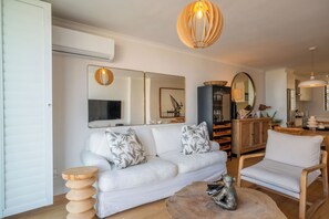 Smart TV - Luxurious 2 Bedroom Aprtment in Umhlanga Rocks (uMhlanga)