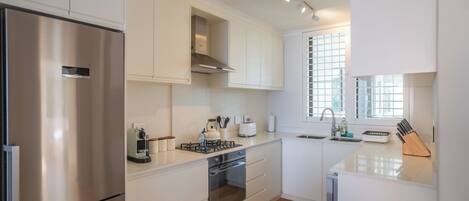 Mikrovågsugn, ugn, spishäll och diskmaskin