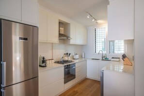 Microwave, oven, stovetop, dishwasher - Luxurious 2 Bedroom Aprtment in Umhlanga Rocks (uMhlanga)