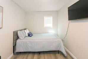 2 bedrooms, WiFi, bed sheets - Charming 2-bedroom house with AC, WiFi in enchanting Porterville (Porterville)
