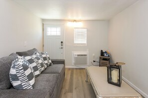 TV - Charming 2-bedroom house with AC, WiFi in enchanting Porterville (Porterville)