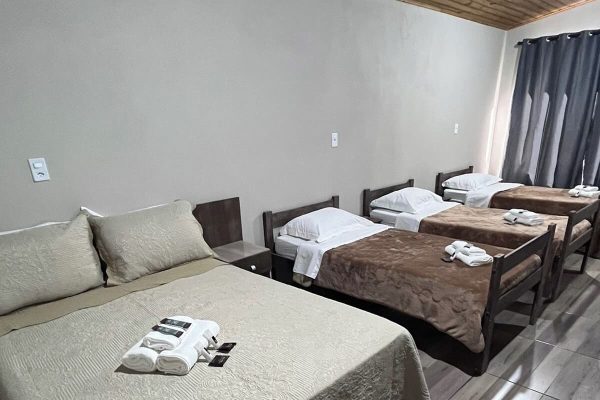Luxe beddengoed, een minibar, individueel gedecoreerd, een bureau